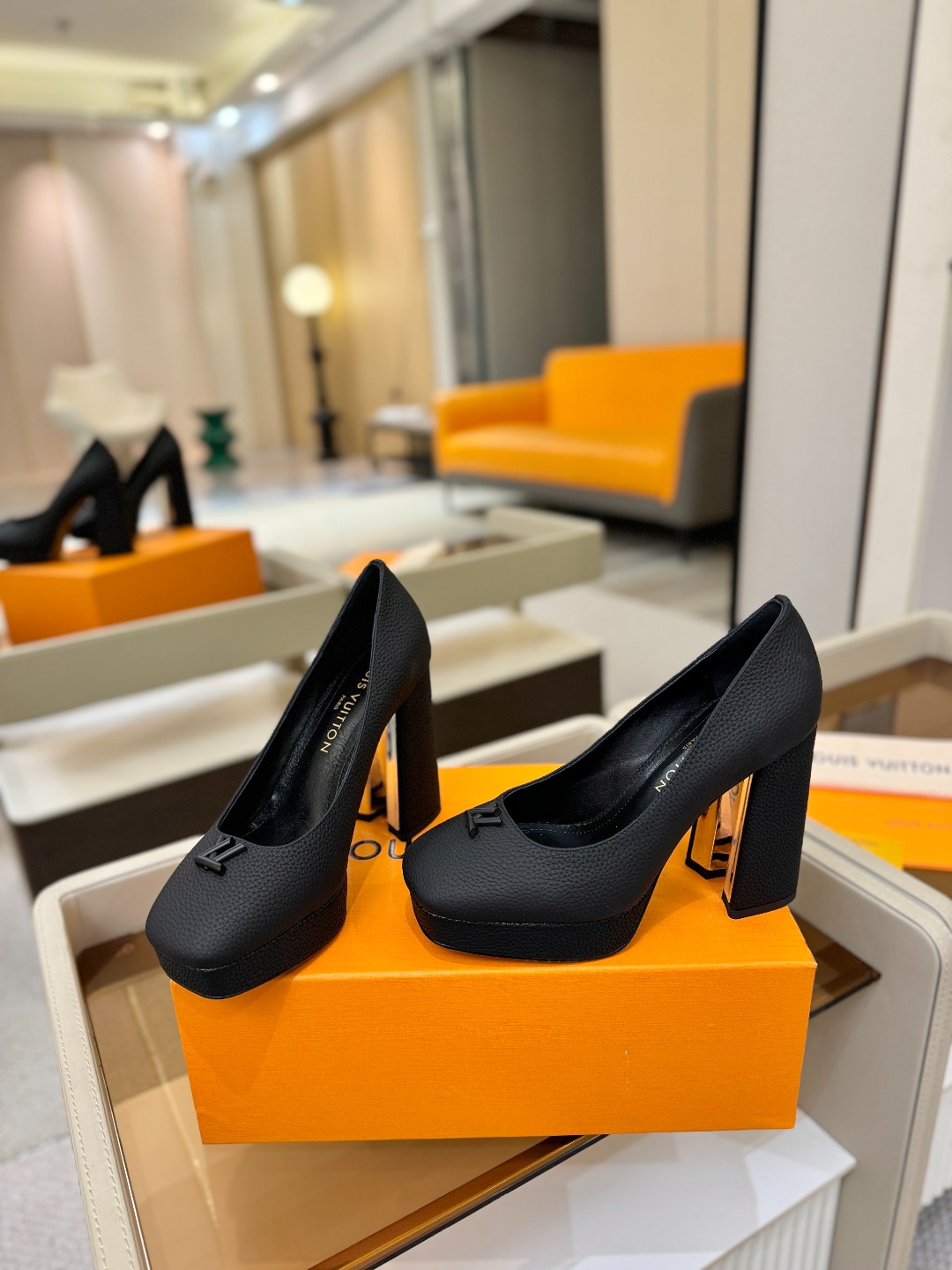 L✔️ 家 专柜 走秀款水台单鞋、官网系列、同步更新、完美楦型+小V扣+水台设计、再现经典、款式简单大方