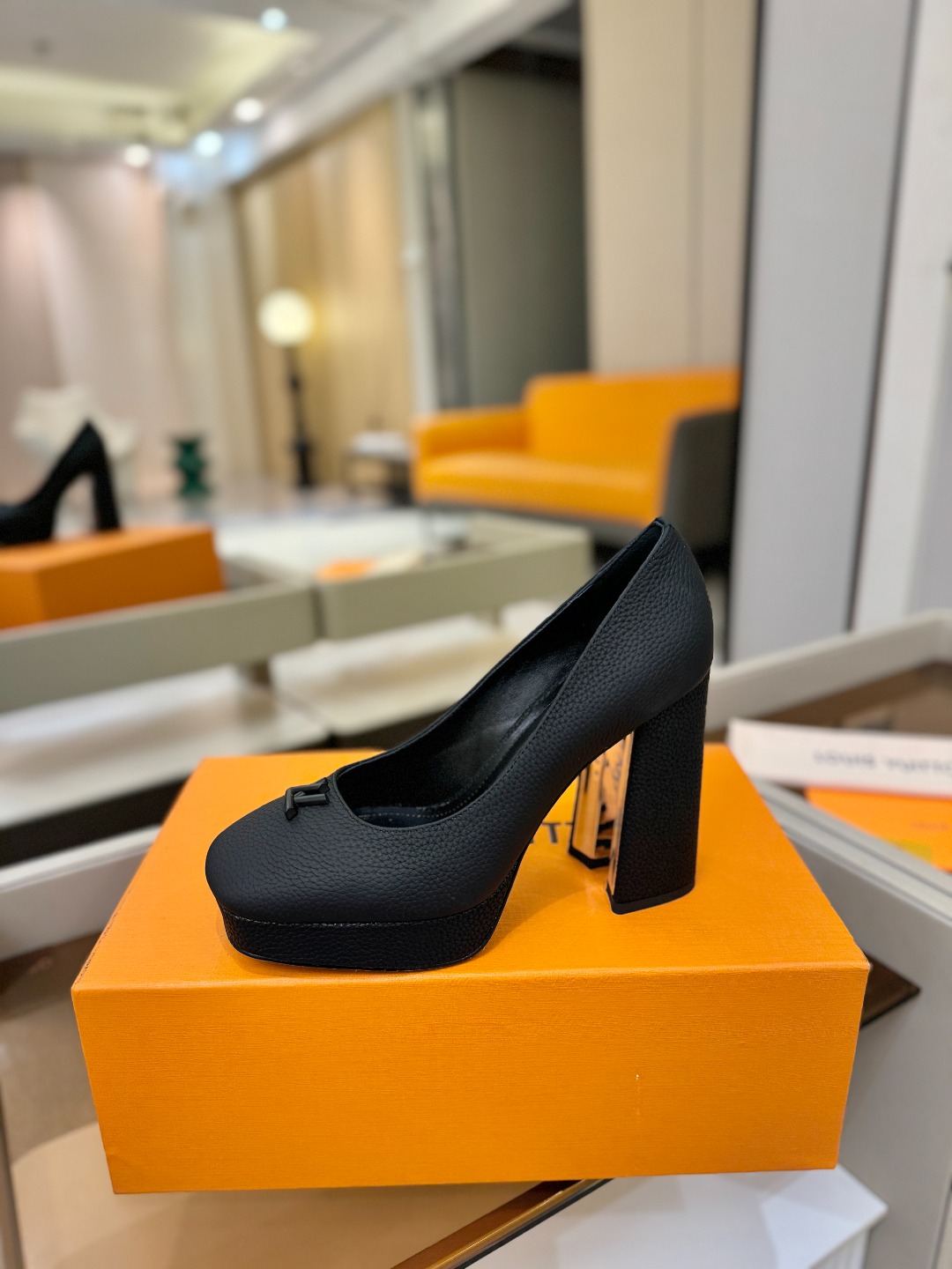 L✔️ 家 专柜 走秀款水台单鞋、官网系列、同步更新、完美楦型+小V扣+水台设计、再现经典、款式简单大方