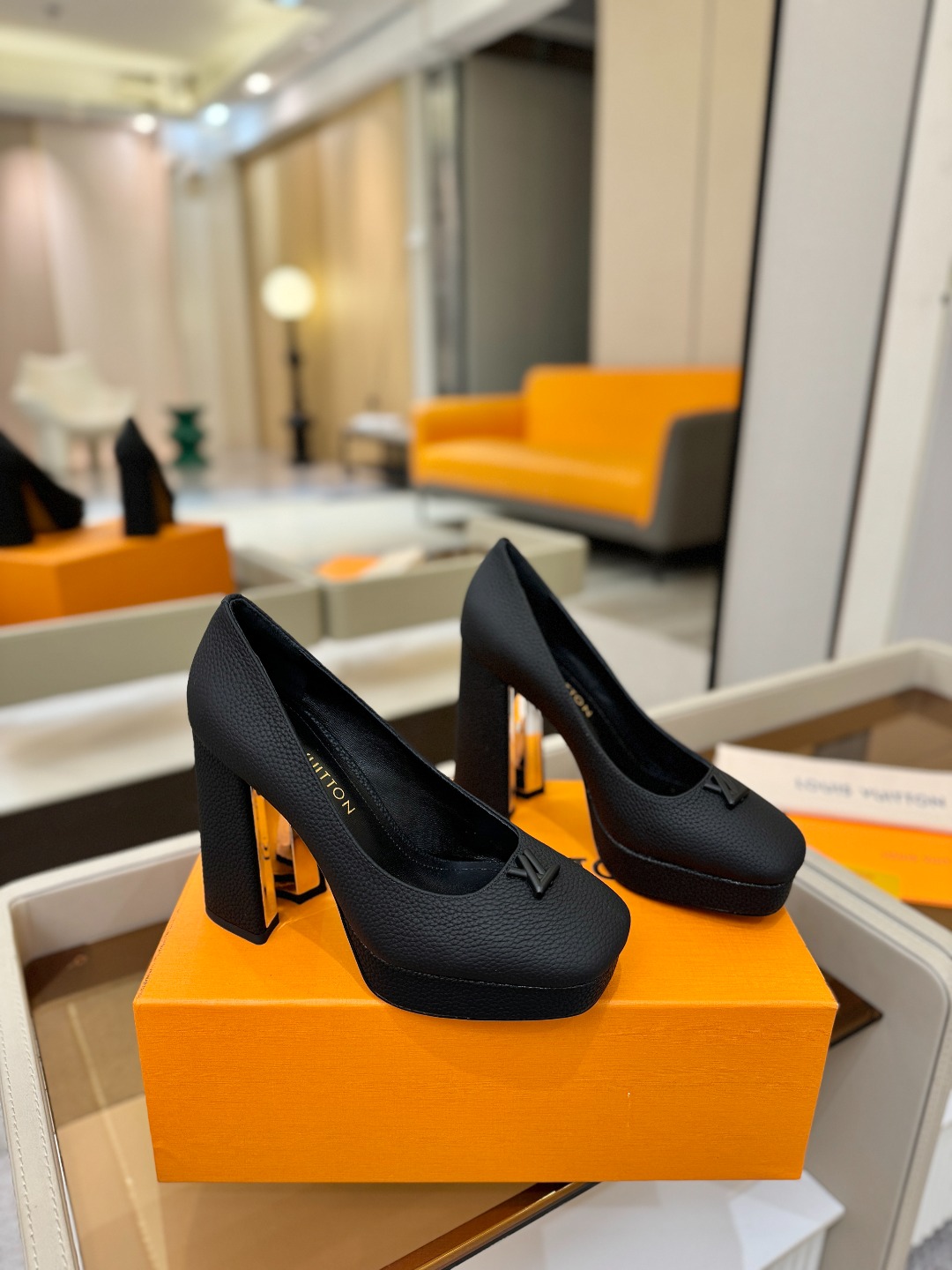 L✔️ 家 专柜 走秀款水台单鞋、官网系列、同步更新、完美楦型+小V扣+水台设计、再现经典、款式简单大方