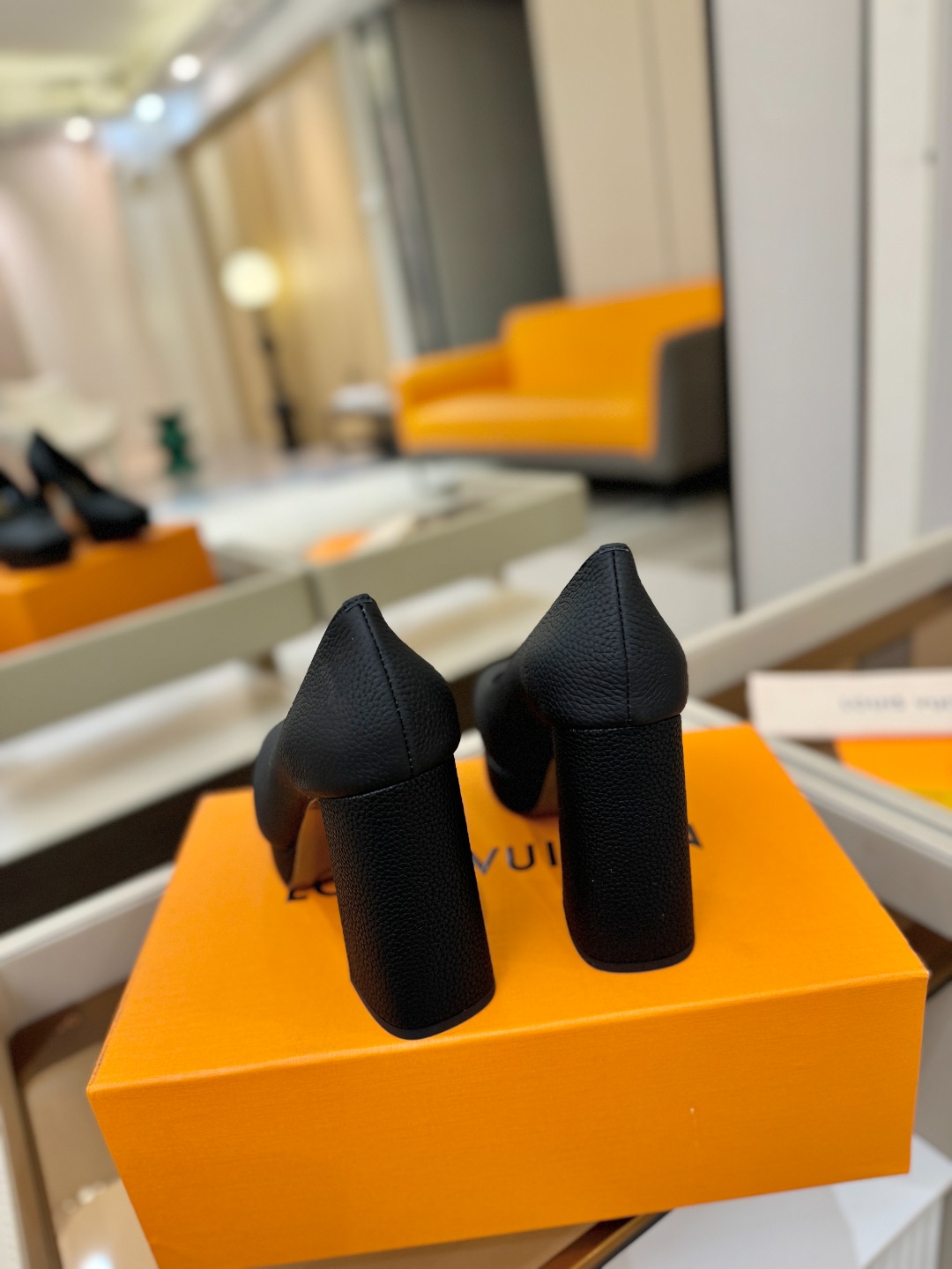 L✔️ 家 专柜 走秀款水台单鞋、官网系列、同步更新、完美楦型+小V扣+水台设计、再现经典、款式简单大方
