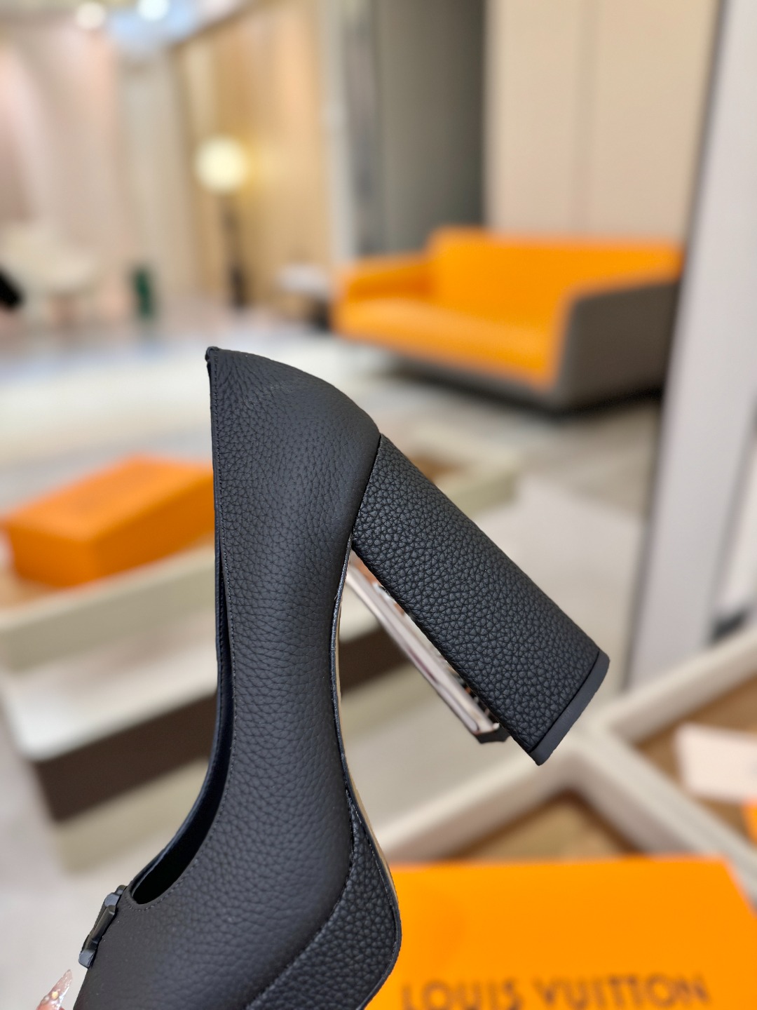 L✔️ 家 专柜 走秀款水台单鞋、官网系列、同步更新、完美楦型+小V扣+水台设计、再现经典、款式简单大方