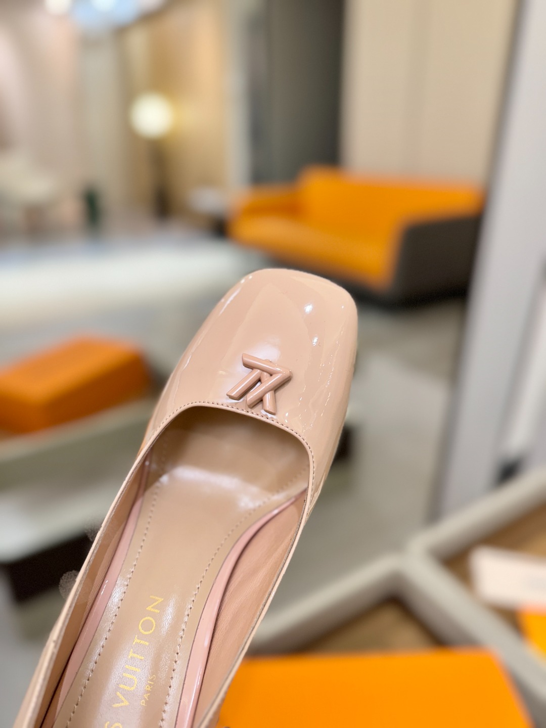 L✔️ 家 专柜 走秀款水台单鞋、官网系列、同步更新、完美楦型+小V扣+水台设计、再现经典、款式简单大方