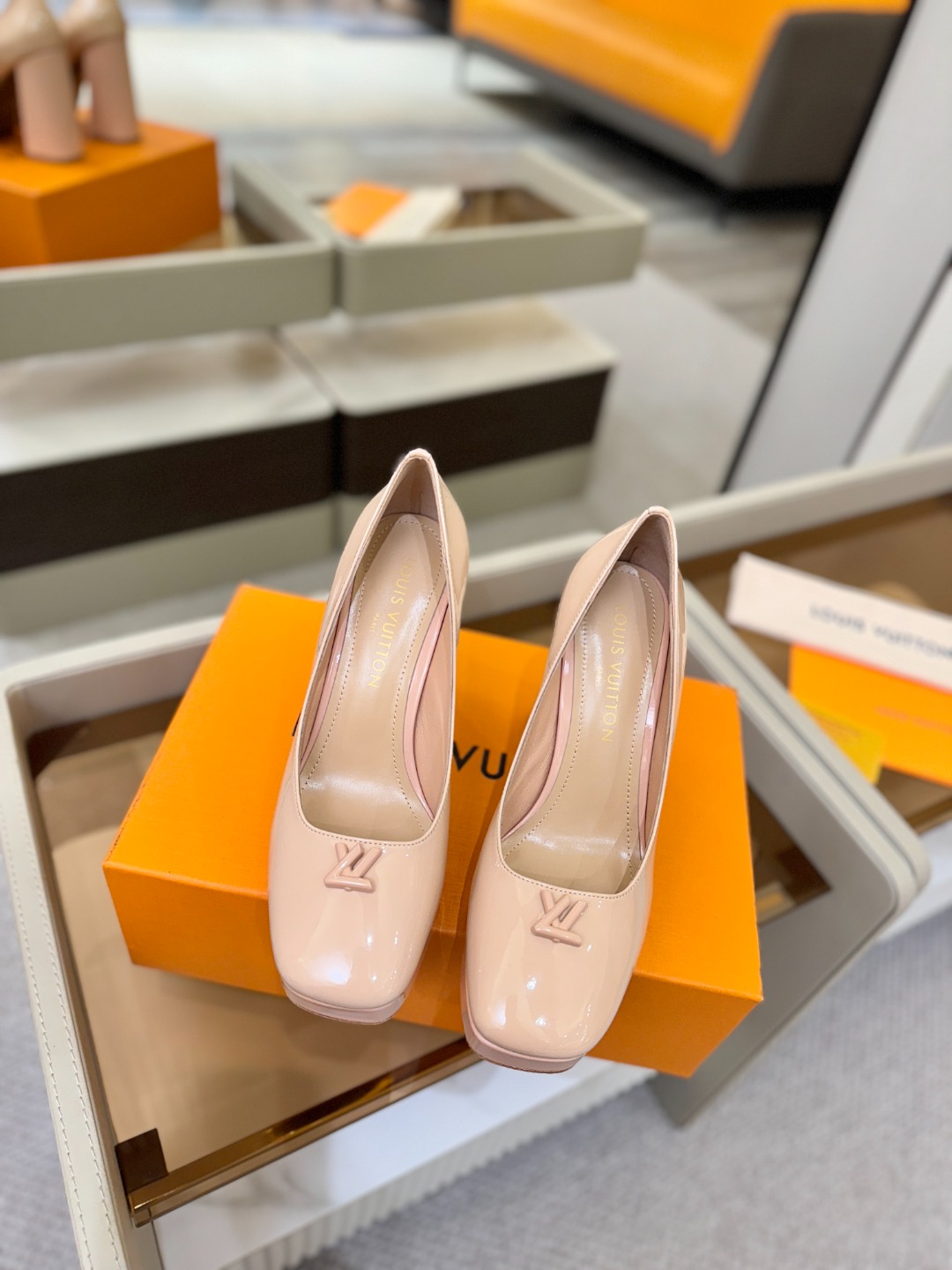 L✔️ 家 专柜 走秀款水台单鞋、官网系列、同步更新、完美楦型+小V扣+水台设计、再现经典、款式简单大方