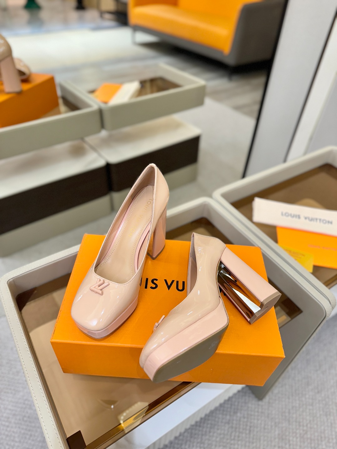 L✔️ 家 专柜 走秀款水台单鞋、官网系列、同步更新、完美楦型+小V扣+水台设计、再现经典、款式简单大方