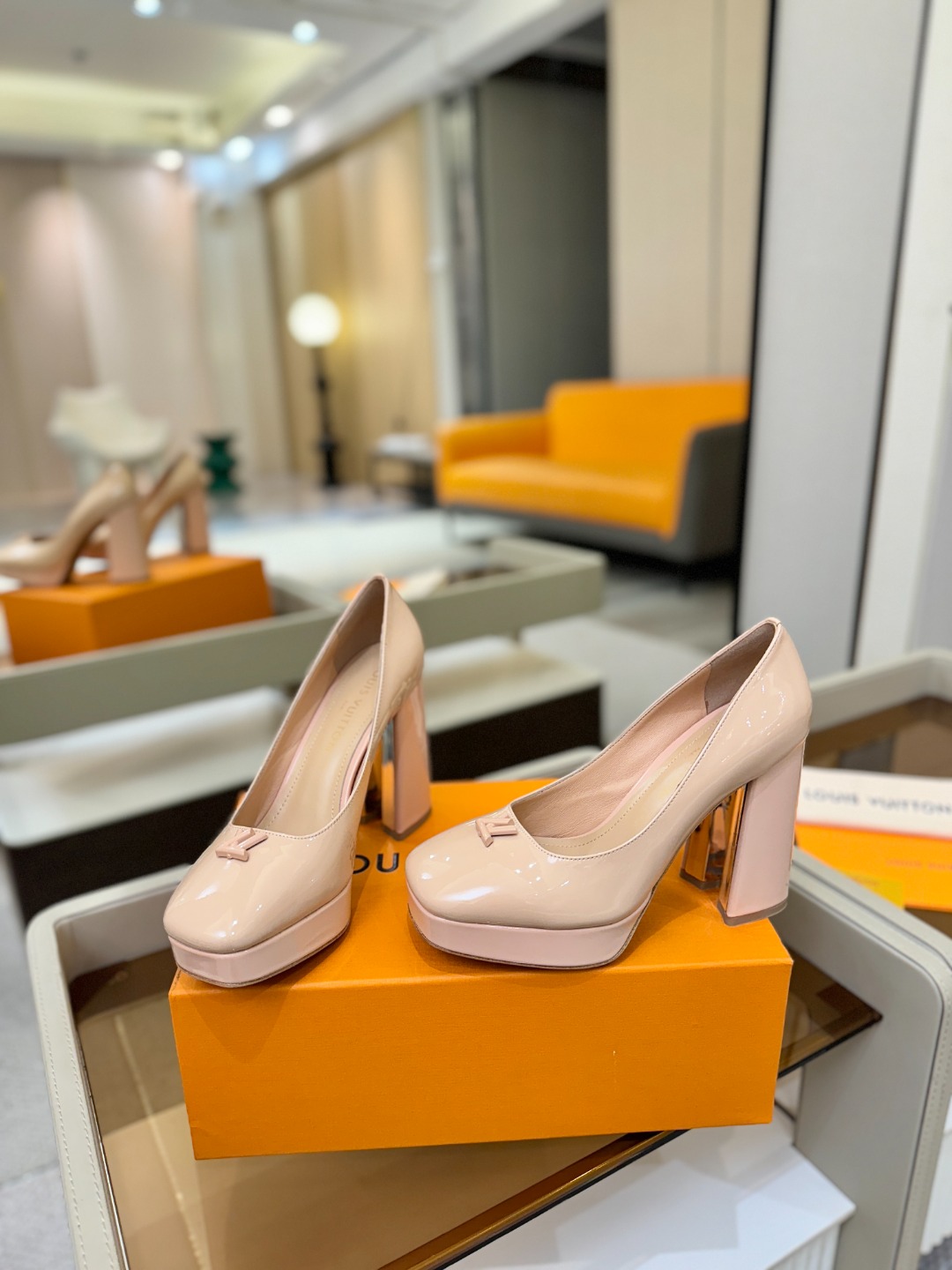 L✔️ 家 专柜 走秀款水台单鞋、官网系列、同步更新、完美楦型+小V扣+水台设计、再现经典、款式简单大方