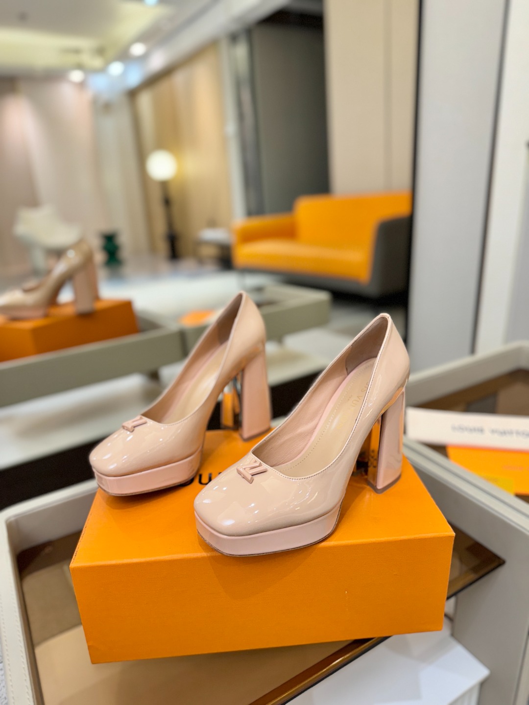 L✔️ 家 专柜 走秀款水台单鞋、官网系列、同步更新、完美楦型+小V扣+水台设计、再现经典、款式简单大方