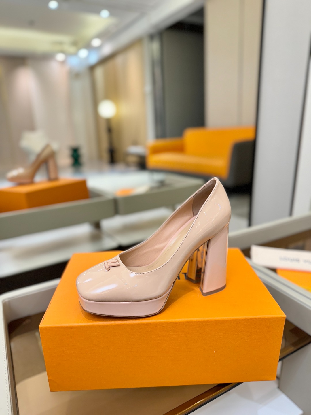 L✔️ 家 专柜 走秀款水台单鞋、官网系列、同步更新、完美楦型+小V扣+水台设计、再现经典、款式简单大方