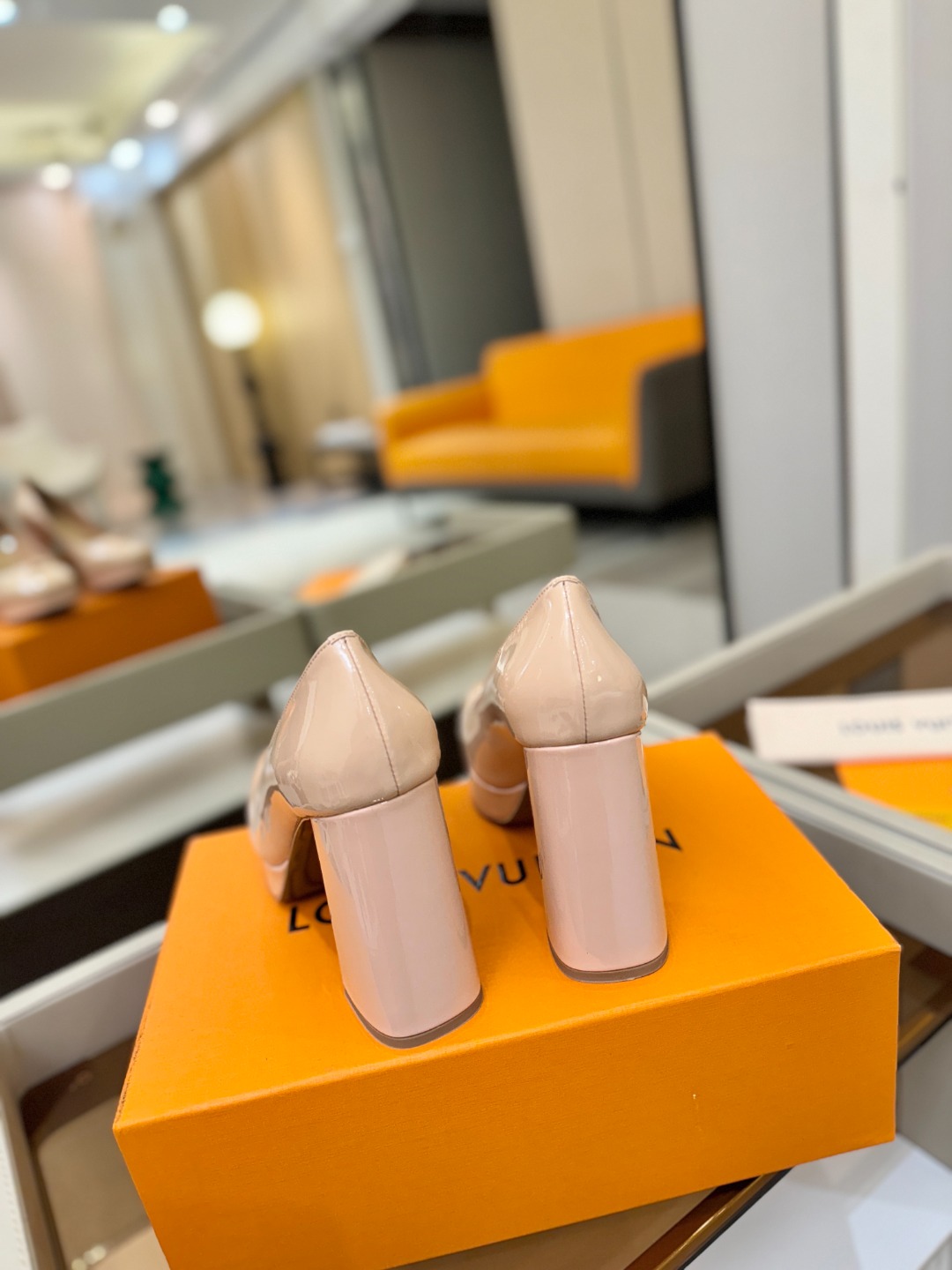 L✔️ 家 专柜 走秀款水台单鞋、官网系列、同步更新、完美楦型+小V扣+水台设计、再现经典、款式简单大方