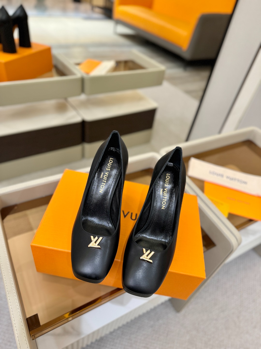 L✔️ 家 专柜 走秀款水台单鞋、官网系列、同步更新、完美楦型+小V扣+水台设计、再现经典、款式简单大方