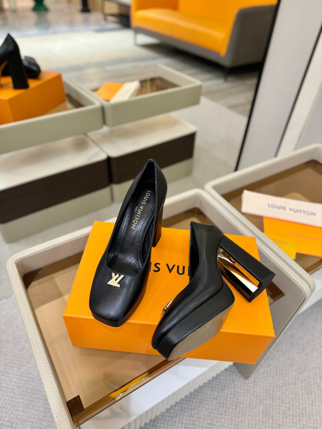 L✔️ 家 专柜 走秀款水台单鞋、官网系列、同步更新、完美楦型+小V扣+水台设计、再现经典、款式简单大方