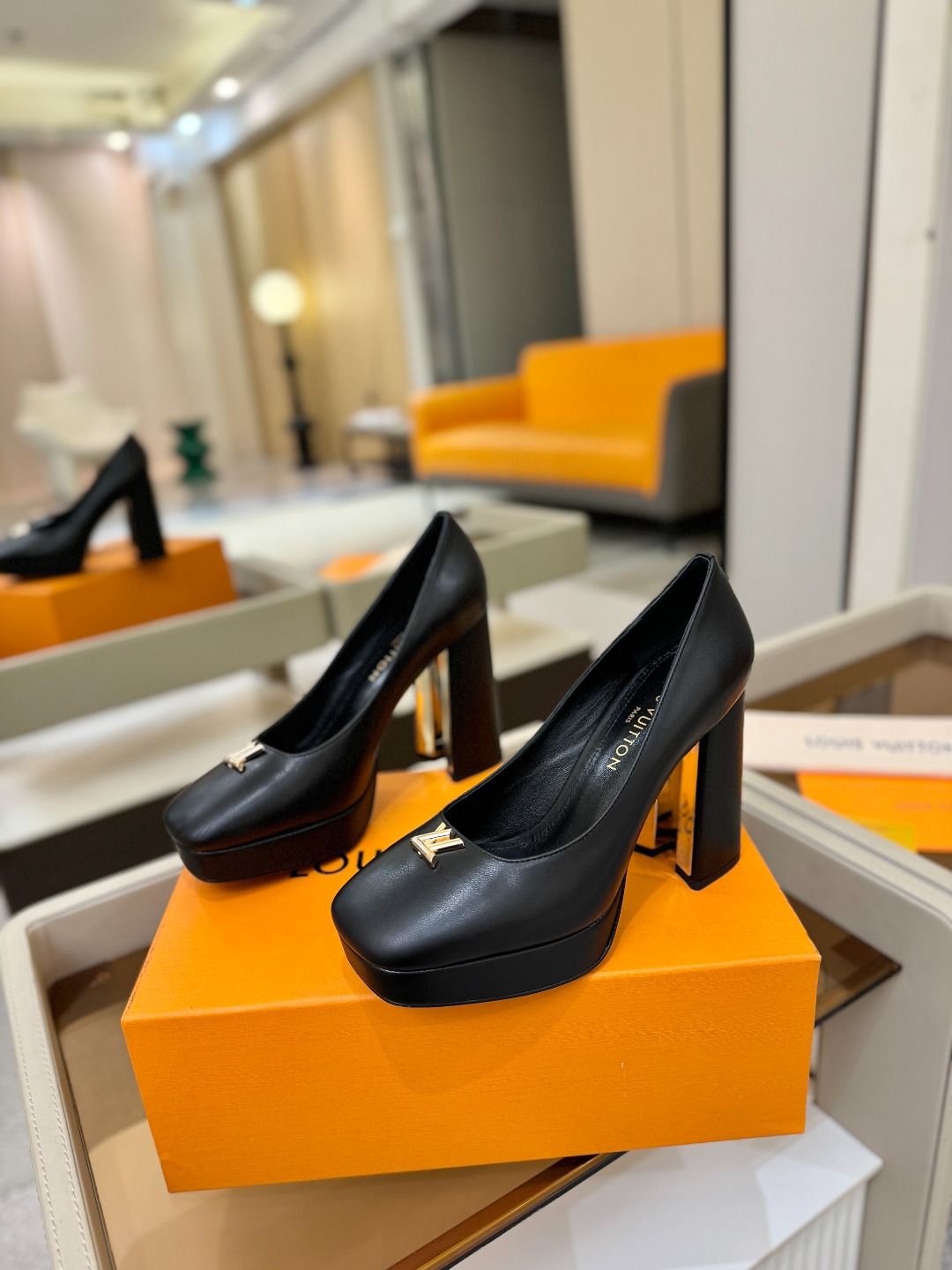 L✔️ 家 专柜 走秀款水台单鞋、官网系列、同步更新、完美楦型+小V扣+水台设计、再现经典、款式简单大方