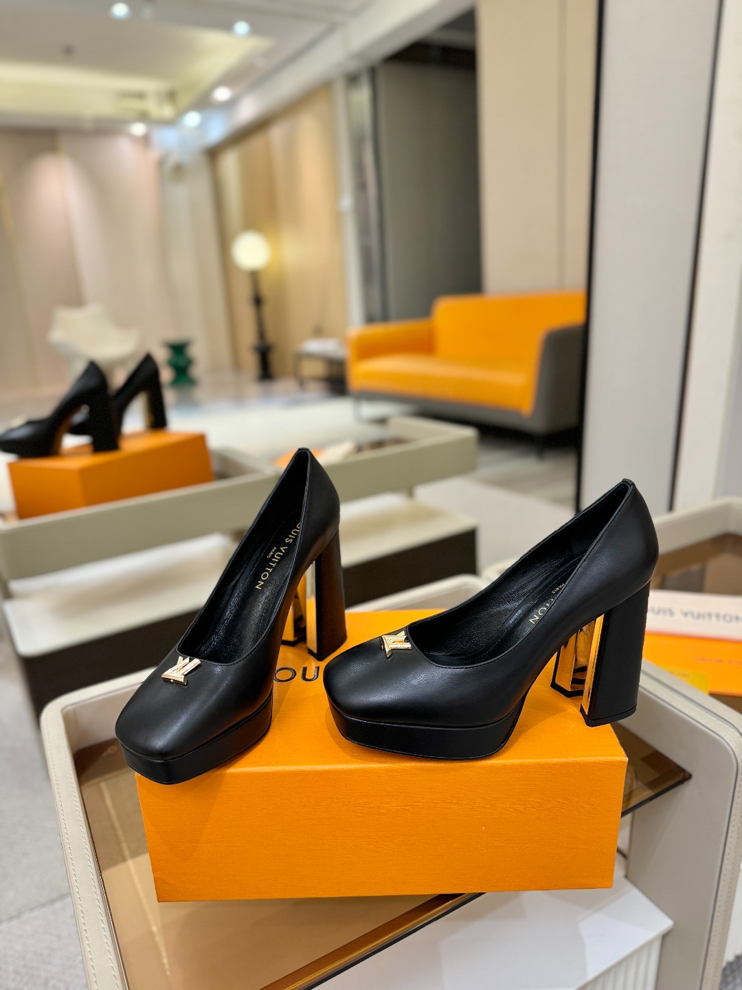 L✔️ 家 专柜 走秀款水台单鞋、官网系列、同步更新、完美楦型+小V扣+水台设计、再现经典、款式简单大方