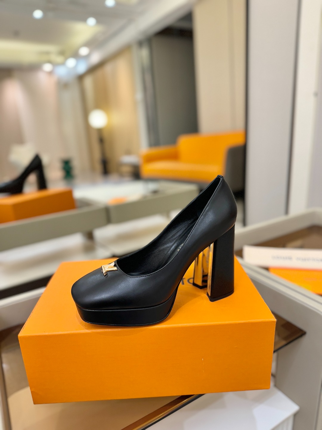 L✔️ 家 专柜 走秀款水台单鞋、官网系列、同步更新、完美楦型+小V扣+水台设计、再现经典、款式简单大方