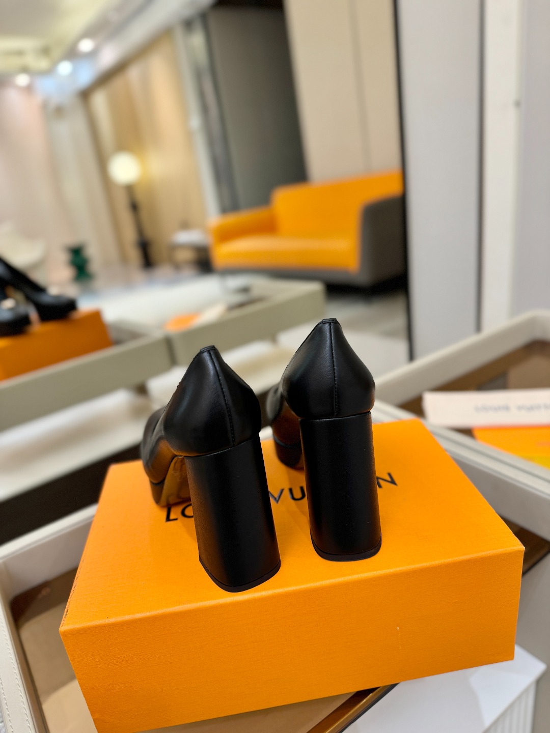 L✔️ 家 专柜 走秀款水台单鞋、官网系列、同步更新、完美楦型+小V扣+水台设计、再现经典、款式简单大方