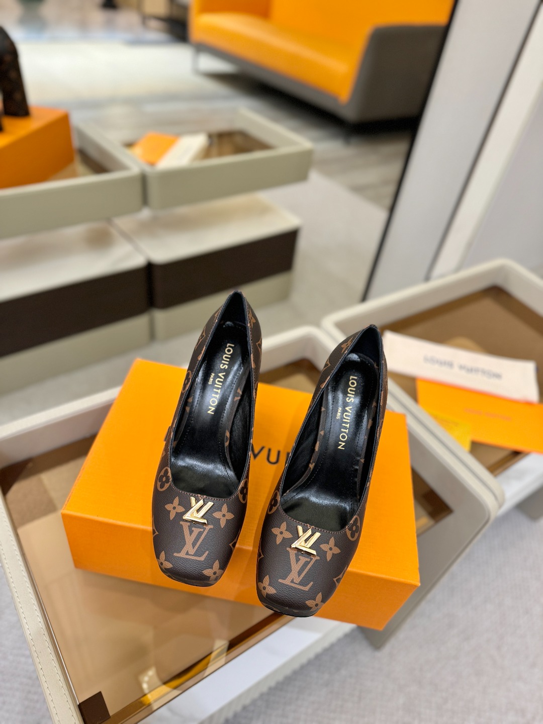 L✔️ 家 专柜 走秀款水台单鞋、官网系列、同步更新、完美楦型+小V扣+水台设计、再现经典、款式简单大方