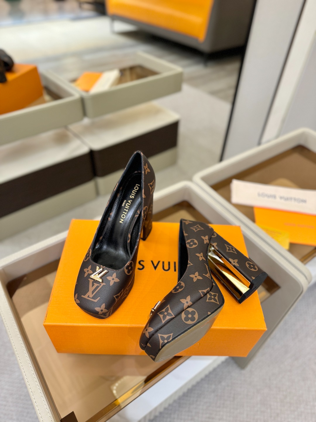 L✔️ 家 专柜 走秀款水台单鞋、官网系列、同步更新、完美楦型+小V扣+水台设计、再现经典、款式简单大方