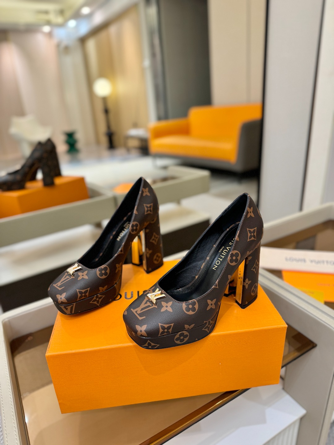 L✔️ 家 专柜 走秀款水台单鞋、官网系列、同步更新、完美楦型+小V扣+水台设计、再现经典、款式简单大方