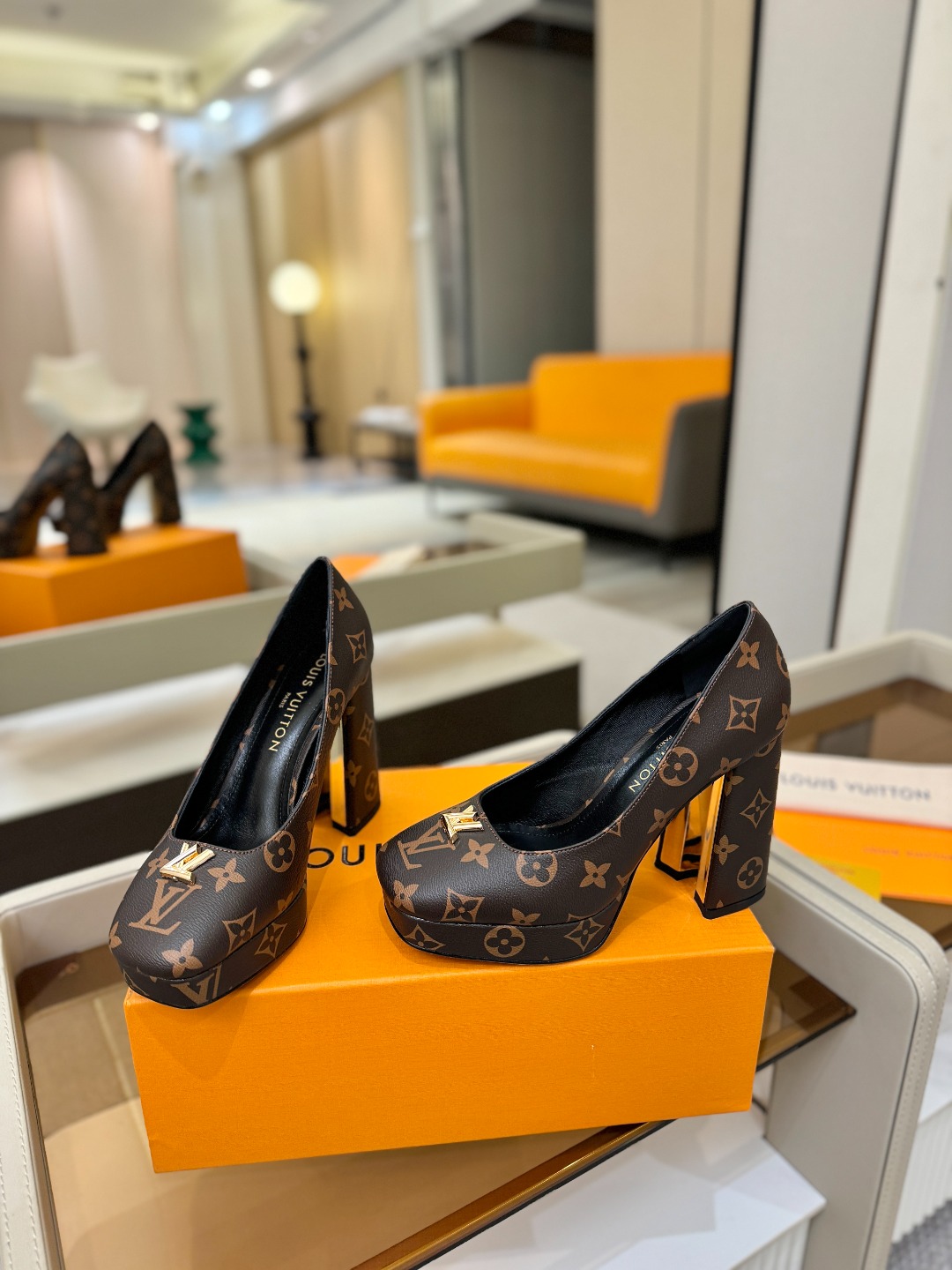 L✔️ 家 专柜 走秀款水台单鞋、官网系列、同步更新、完美楦型+小V扣+水台设计、再现经典、款式简单大方