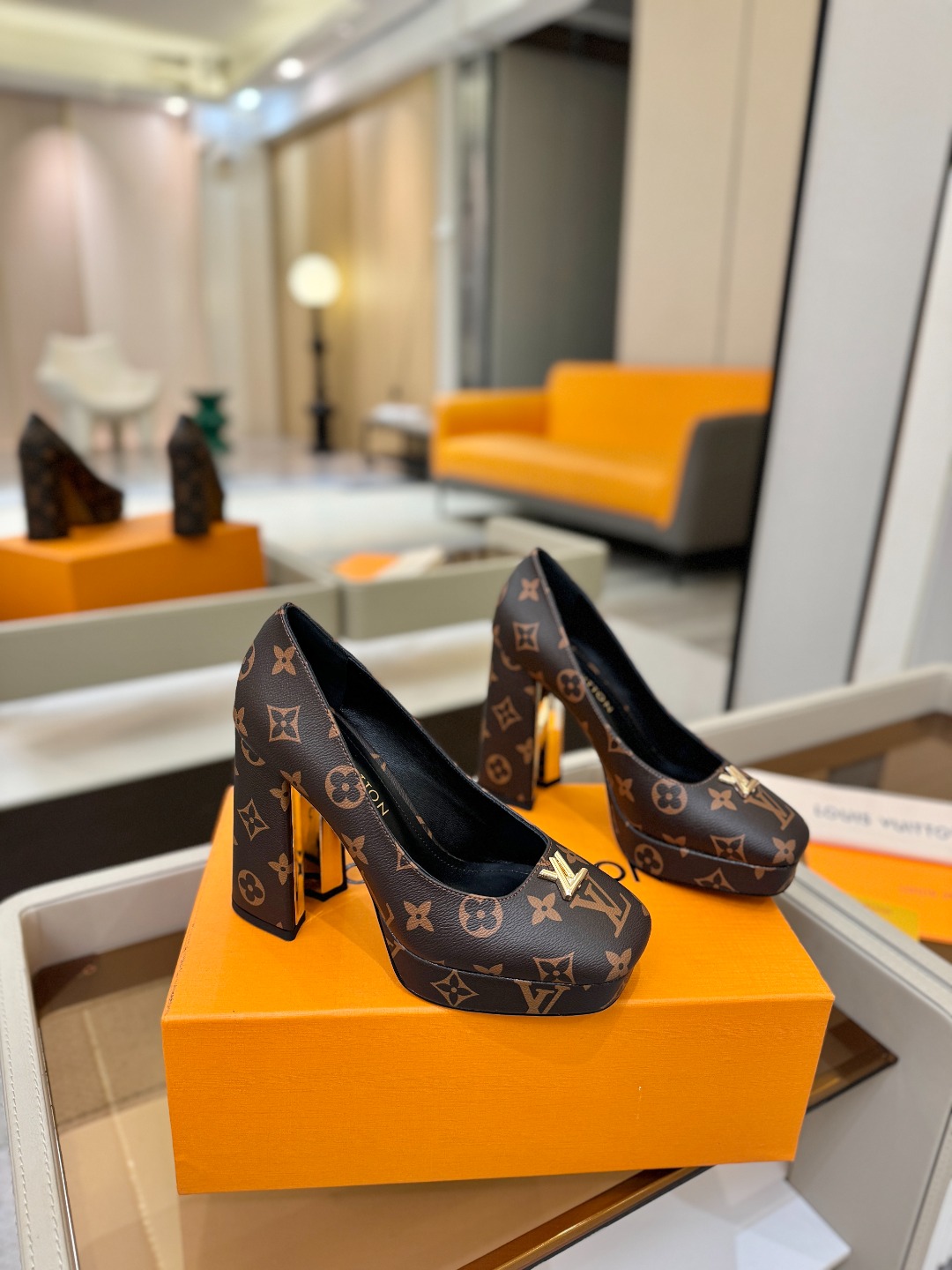 L✔️ 家 专柜 走秀款水台单鞋、官网系列、同步更新、完美楦型+小V扣+水台设计、再现经典、款式简单大方