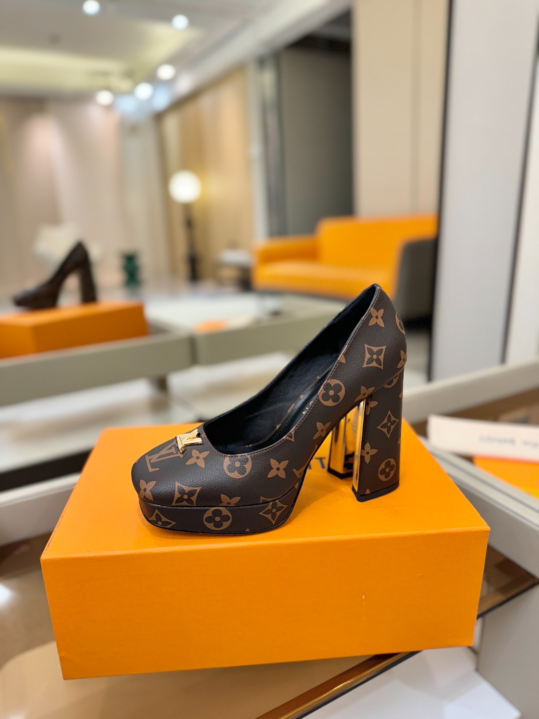 NO:578344,Price L Home Counter Catwalk style platform shoes, official website series, updated simultaneously, perfect last shape + small V buckle + platform design, reappearing classics, simple and elegant style, not tired when walking, not picky, great looking on the feet, original reverse molded last type, ultimate 1:1 shape, high-end quality, imported high-end fabrics showing exquisite texture!  Fabric: Imported calfskin/lychee pattern/presbyopia leather/denim, lining of high-quality soft sheepskin, foot pads of imported goatskin, custom-made A-grade high-density private mold outsole, luxurious packaging!  11 cm flat leather bag heel/2 cm water platform foreskin/electroplating design, code number 35-40, (34.40.41 customized, non-returnable), high heels, single shoes, high heels, cowhide, sheepskin19860909价格 L 家 专柜 走秀款水台单鞋、官网系列、同步更新、完美楦型+小V扣+水台设计、再现经典、款式简单大方、走路不累脚、不挑人、上脚大气好看、原版倒模楦型,极致1:1形体,高端品质、进口高端面料呈现出精致质感！ 面料进口小牛皮/荔枝纹/老花皮/牛仔布 内里优质柔软羊皮里 垫脚进口山羊皮 开模定制A级高密私模大底,奢华包装！ 11公分面皮包跟/2公分水台包皮/电镀设计 码数35-40、（34.40.41定制不退换）,高跟鞋单鞋,high heels,cowhide,sheepskin,Women's Shoes