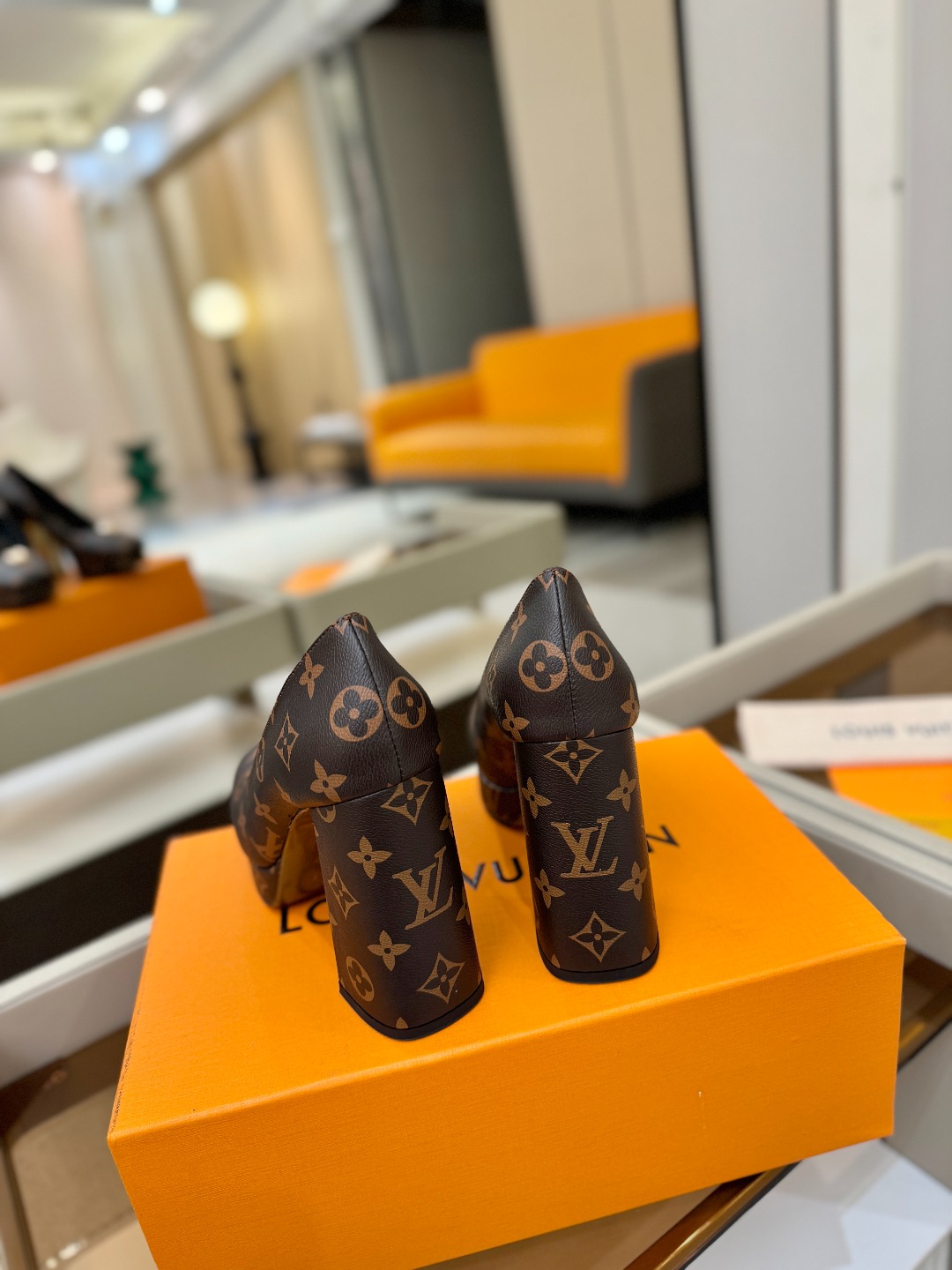 L✔️ 家 专柜 走秀款水台单鞋、官网系列、同步更新、完美楦型+小V扣+水台设计、再现经典、款式简单大方