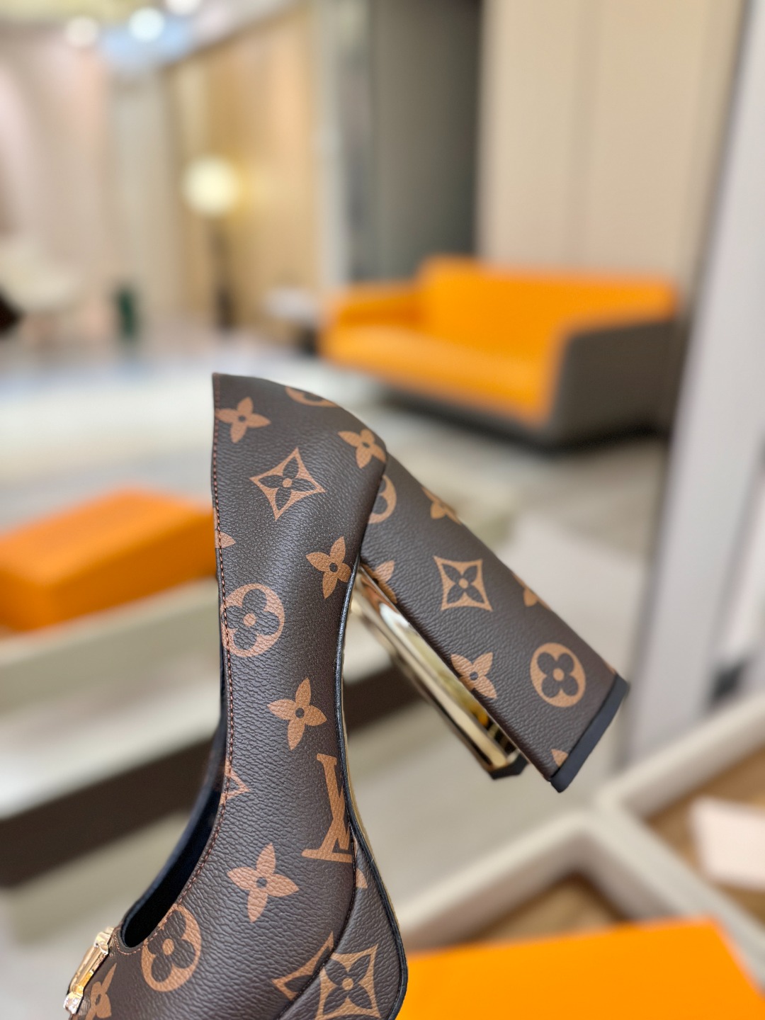 L✔️ 家 专柜 走秀款水台单鞋、官网系列、同步更新、完美楦型+小V扣+水台设计、再现经典、款式简单大方