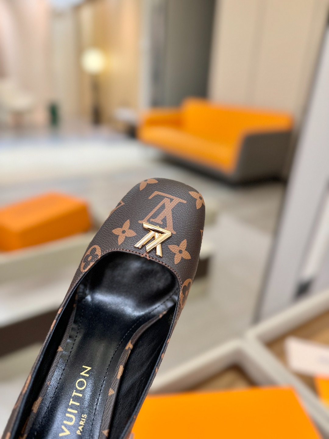 L✔️ 家 专柜 走秀款水台单鞋、官网系列、同步更新、完美楦型+小V扣+水台设计、再现经典、款式简单大方