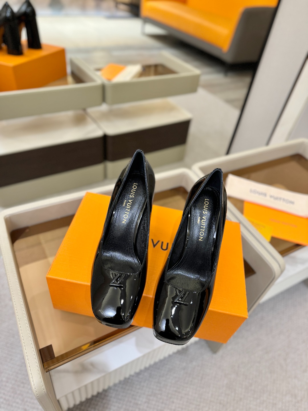 L✔️ 家 专柜 走秀款水台单鞋、官网系列、同步更新、完美楦型+小V扣+水台设计、再现经典、款式简单大方