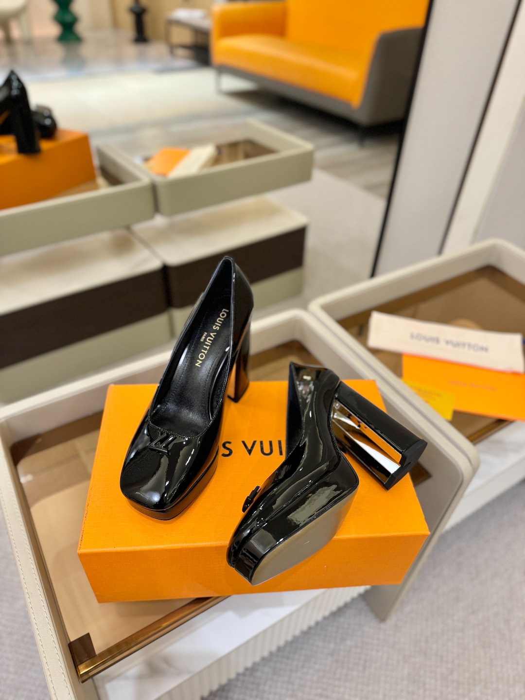 L✔️ 家 专柜 走秀款水台单鞋、官网系列、同步更新、完美楦型+小V扣+水台设计、再现经典、款式简单大方