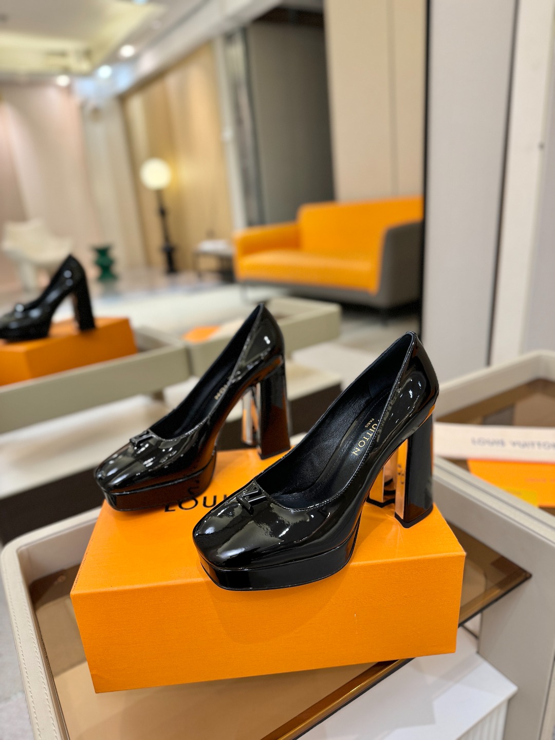L✔️ 家 专柜 走秀款水台单鞋、官网系列、同步更新、完美楦型+小V扣+水台设计、再现经典、款式简单大方