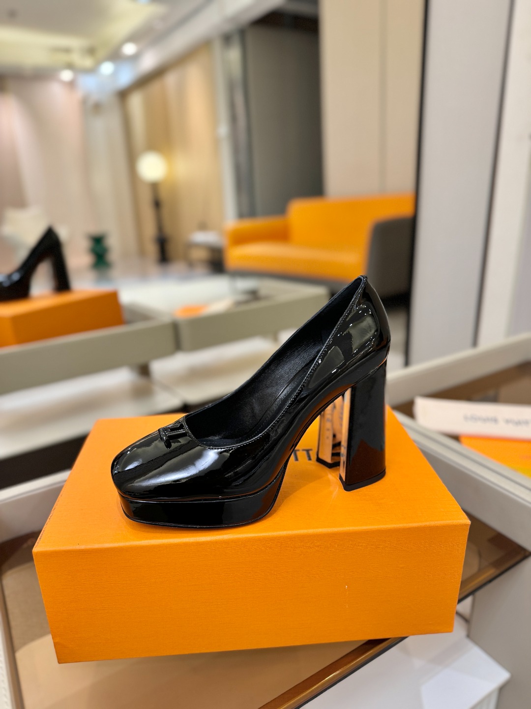 L✔️ 家 专柜 走秀款水台单鞋、官网系列、同步更新、完美楦型+小V扣+水台设计、再现经典、款式简单大方