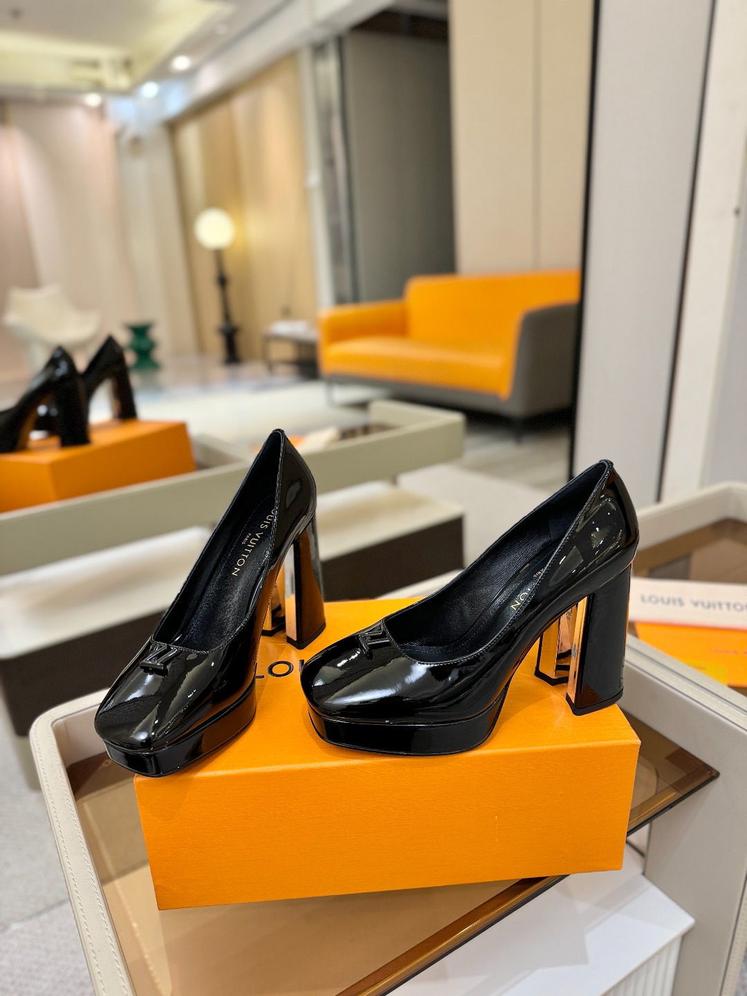 L✔️ 家 专柜 走秀款水台单鞋、官网系列、同步更新、完美楦型+小V扣+水台设计、再现经典、款式简单大方