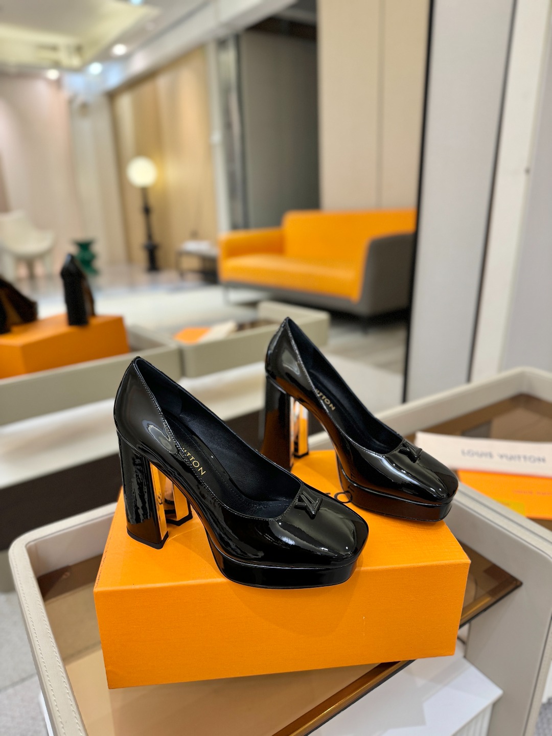 L✔️ 家 专柜 走秀款水台单鞋、官网系列、同步更新、完美楦型+小V扣+水台设计、再现经典、款式简单大方