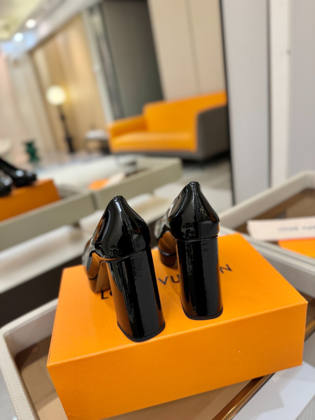 L✔️ 家 专柜 走秀款水台单鞋、官网系列、同步更新、完美楦型+小V扣+水台设计、再现经典、款式简单大方