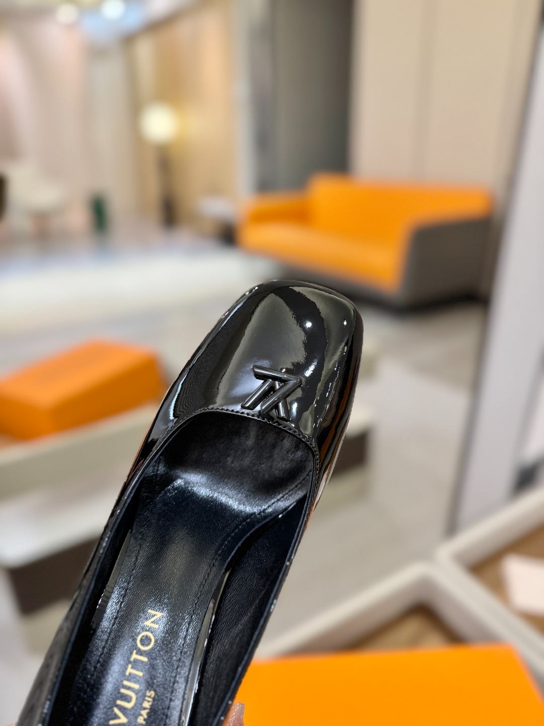 L✔️ 家 专柜 走秀款水台单鞋、官网系列、同步更新、完美楦型+小V扣+水台设计、再现经典、款式简单大方