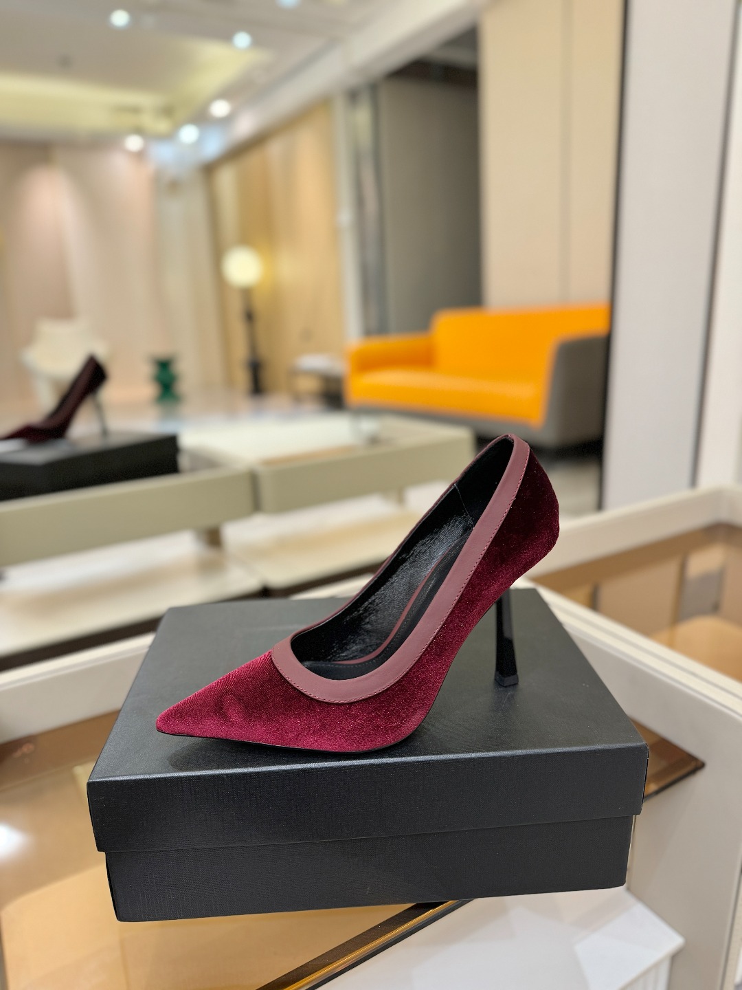 NO:578348,Price '*' hot sale is coming!  !  !  Saint Laurent high heels. YSL sister's beautiful high heels. They are also the pointed toes of Saint Laurent Rose. High heels are very good at modifying the shape of the feet. Luxurious. In recent years, SLP has become more and more understanding of women in high heels. Original velvet upper. Genuine leather sole. Heel height 10.5cm. Size 35-39 (40.41.42 customization is non-returnable). High-heeled shoes, loro piana, saint laurent, saint laurent, high heels, Leather soles19860909价格 「 *」爆款来袭！！！ 圣罗兰高跟鞋 YSL姐姐的美丽尤物高跟鞋 又是人间圣罗lan Rose同款的尖头 高跟鞋化很好修饰脚型,奢华 这几年SLP是在高跟鞋越来越懂女人了 鞋面原版绒 鞋底真皮大底 跟高10.5cm 码数35-39（40.41.42定制不退换）,高跟鞋单鞋,loro piana,saint laurent,saint laurent,high heels,Leather soles,Women's Shoes