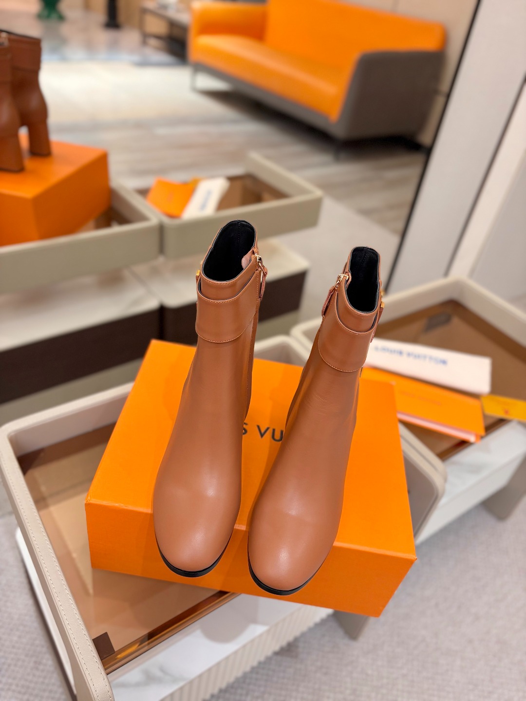 L✔️家 秋冬 专柜走秀6寸短靴、官网系列、同步更新、完美楦型+小V扣设计、再现经典、款式简单大方、走路