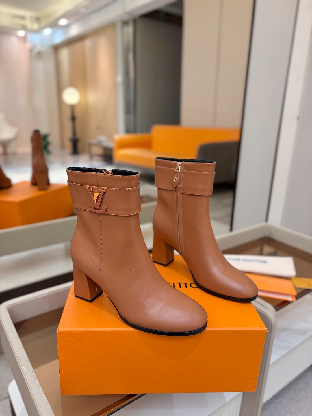 L✔️家 秋冬 专柜走秀6寸短靴、官网系列、同步更新、完美楦型+小V扣设计、再现经典、款式简单大方、走路