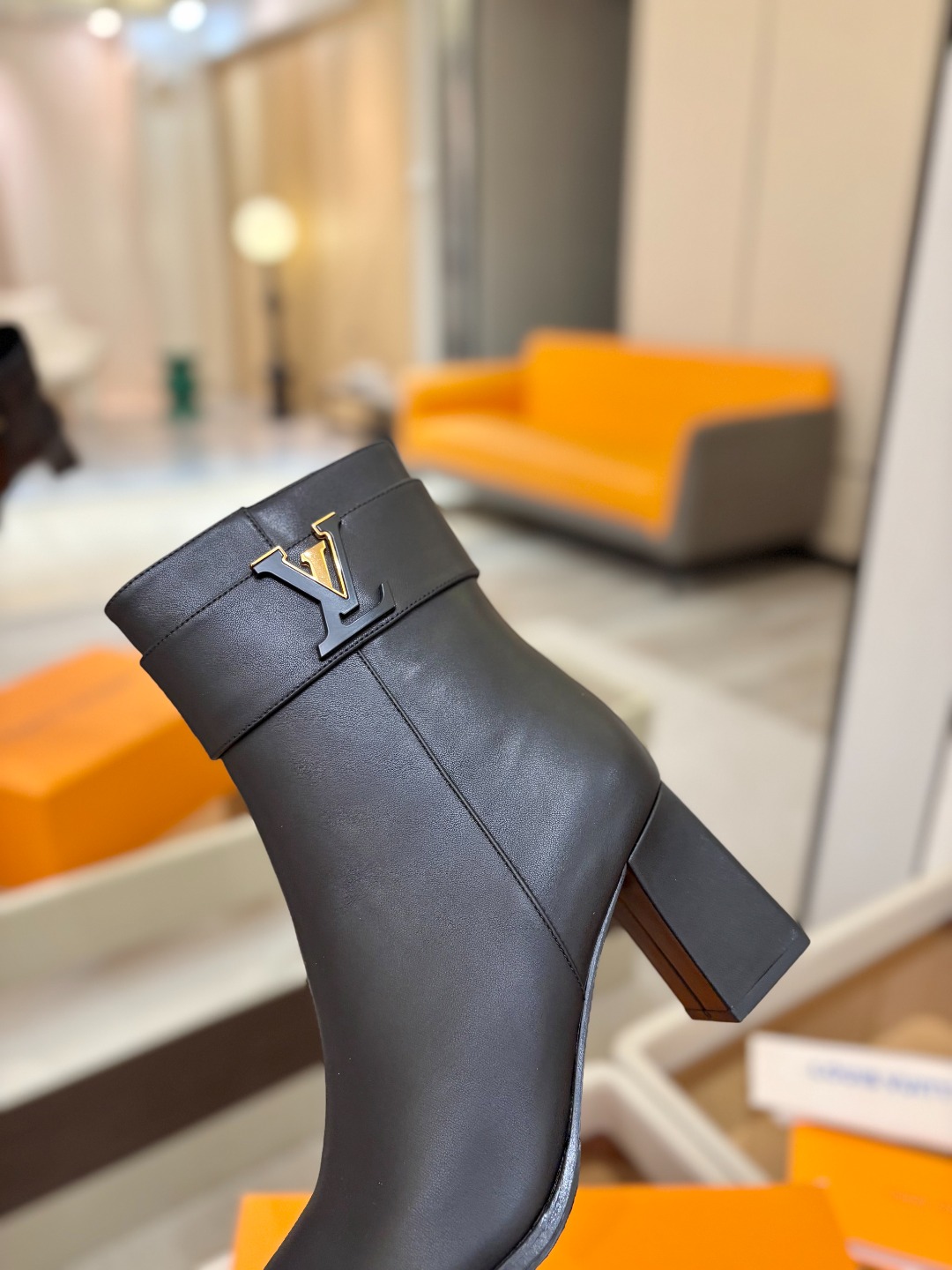 L✔️家 秋冬 专柜走秀6寸短靴、官网系列、同步更新、完美楦型+小V扣设计、再现经典、款式简单大方、走路