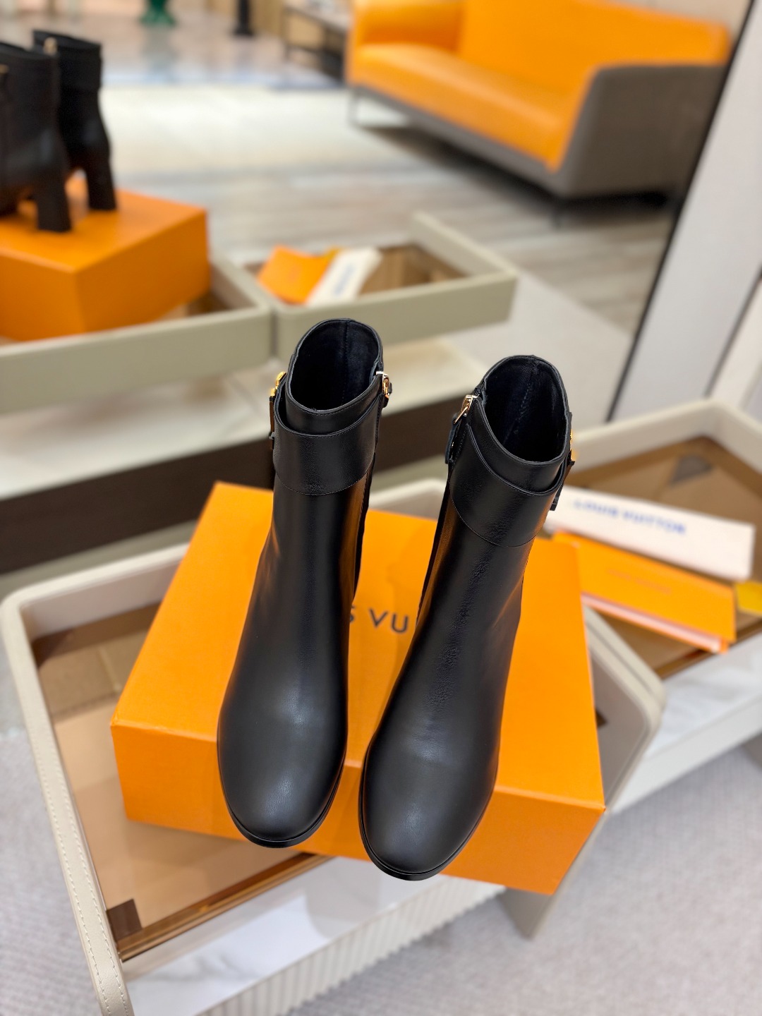 L✔️家 秋冬 专柜走秀6寸短靴、官网系列、同步更新、完美楦型+小V扣设计、再现经典、款式简单大方、走路