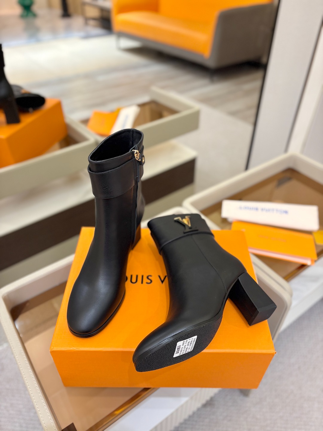 L✔️家 秋冬 专柜走秀6寸短靴、官网系列、同步更新、完美楦型+小V扣设计、再现经典、款式简单大方、走路