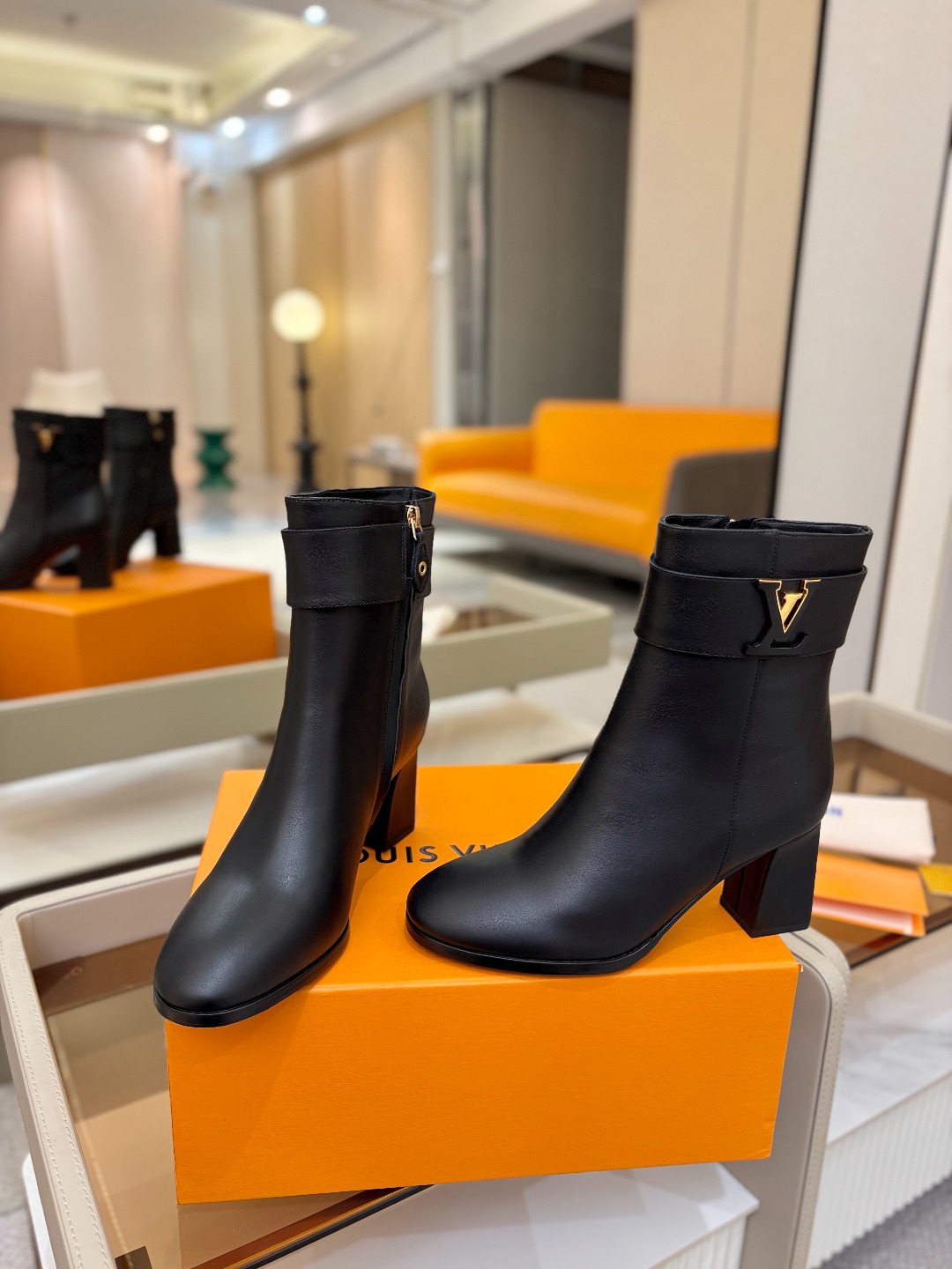 L✔️家 秋冬 专柜走秀6寸短靴、官网系列、同步更新、完美楦型+小V扣设计、再现经典、款式简单大方、走路