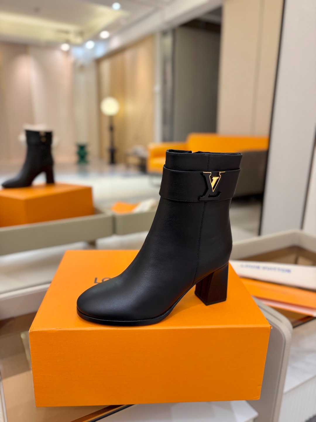 L✔️家 秋冬 专柜走秀6寸短靴、官网系列、同步更新、完美楦型+小V扣设计、再现经典、款式简单大方、走路