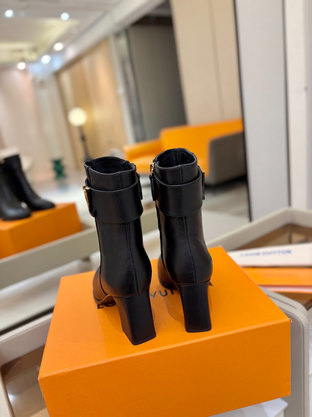 L✔️家 秋冬 专柜走秀6寸短靴、官网系列、同步更新、完美楦型+小V扣设计、再现经典、款式简单大方、走路