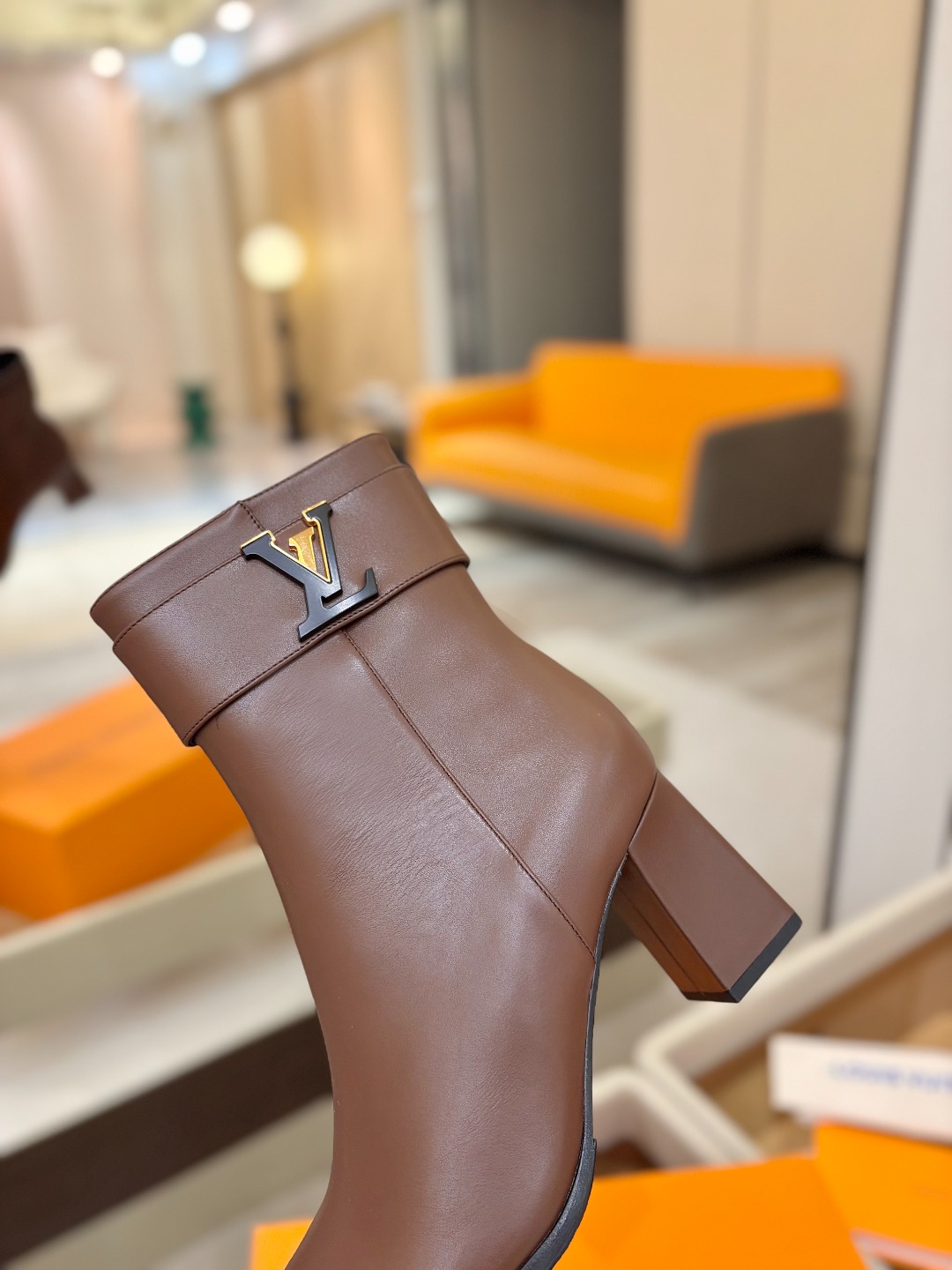 L✔️家 秋冬 专柜走秀6寸短靴、官网系列、同步更新、完美楦型+小V扣设计、再现经典、款式简单大方、走路