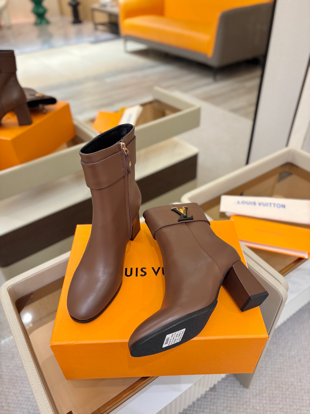 L✔️家 秋冬 专柜走秀6寸短靴、官网系列、同步更新、完美楦型+小V扣设计、再现经典、款式简单大方、走路
