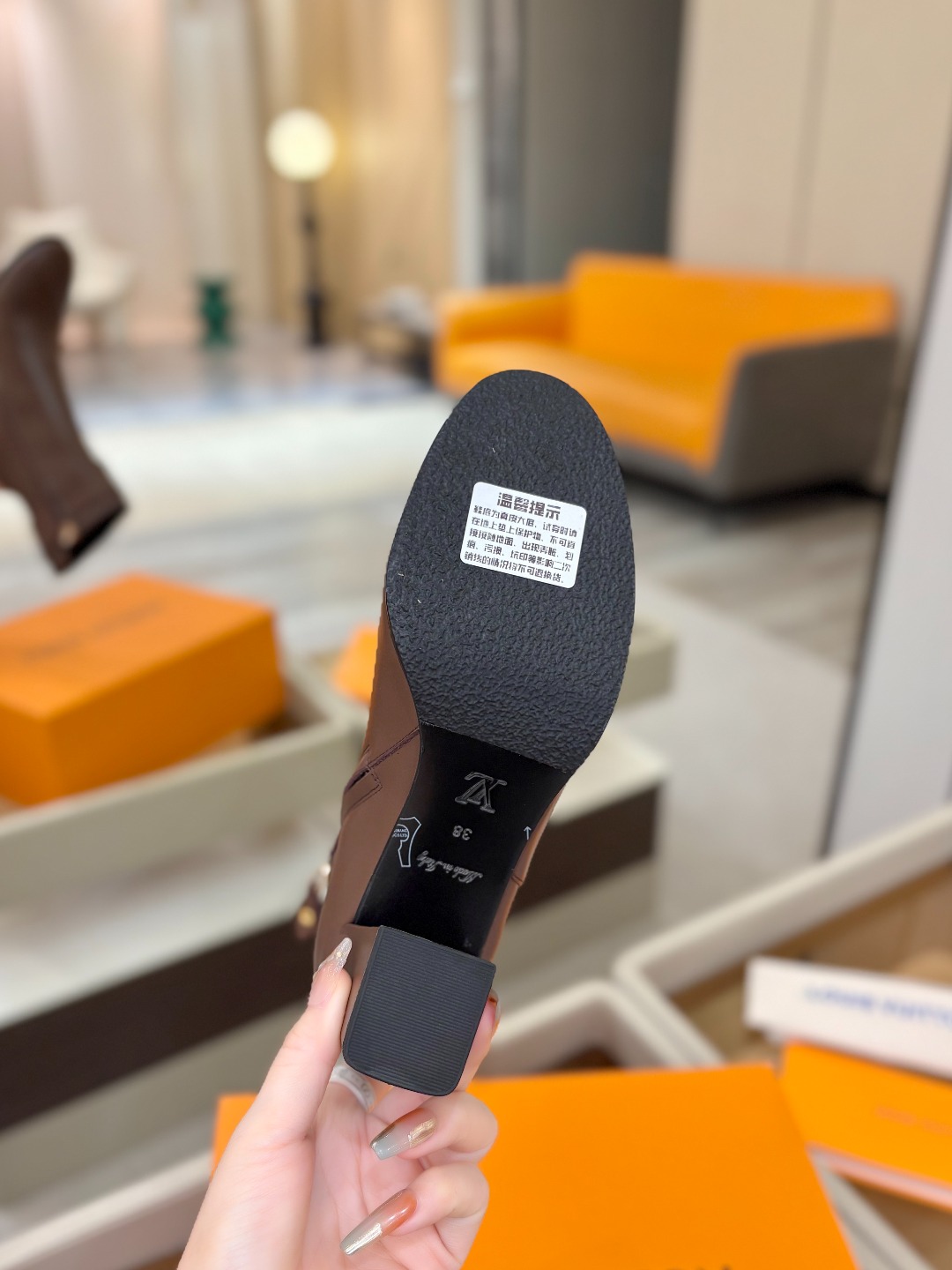 L✔️家 秋冬 专柜走秀6寸短靴、官网系列、同步更新、完美楦型+小V扣设计、再现经典、款式简单大方、走路