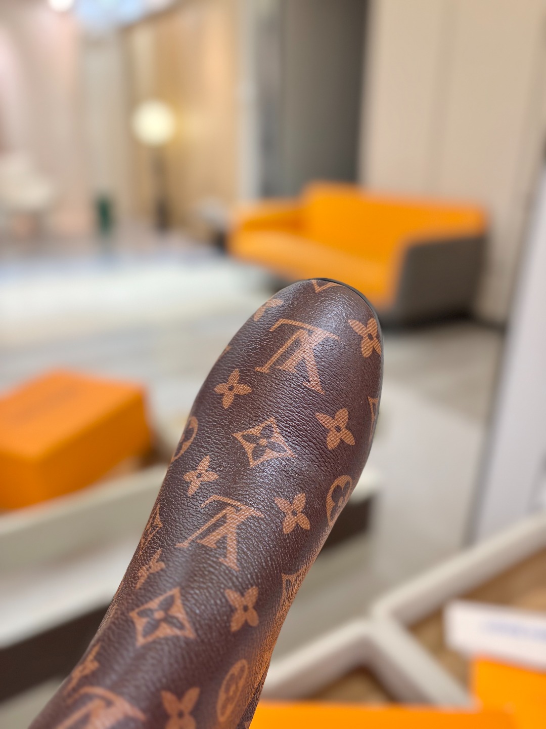 L✔️家 秋冬 专柜走秀6寸短靴、官网系列、同步更新、完美楦型+小V扣设计、再现经典、款式简单大方、走路