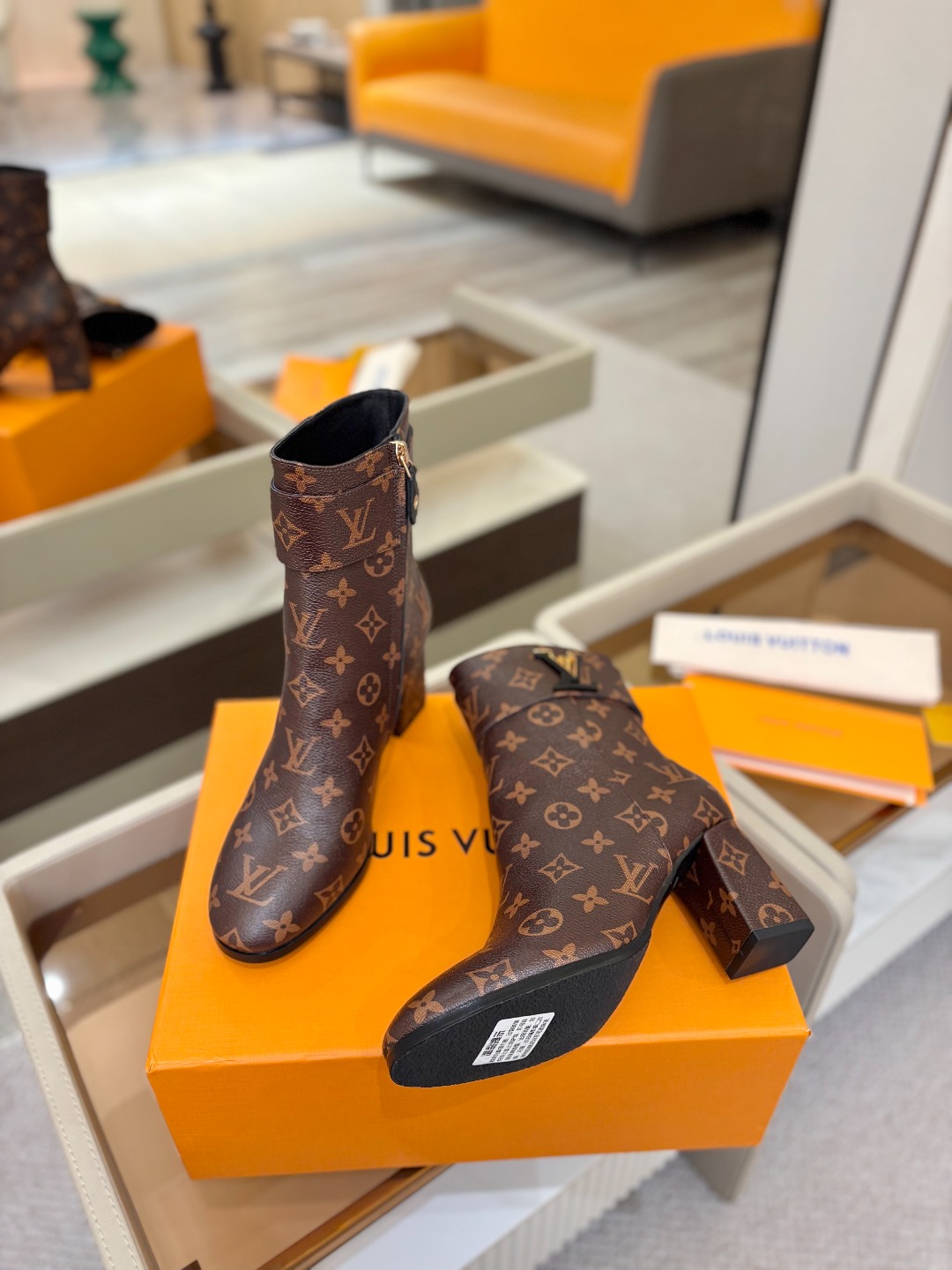 L✔️家 秋冬 专柜走秀6寸短靴、官网系列、同步更新、完美楦型+小V扣设计、再现经典、款式简单大方、走路