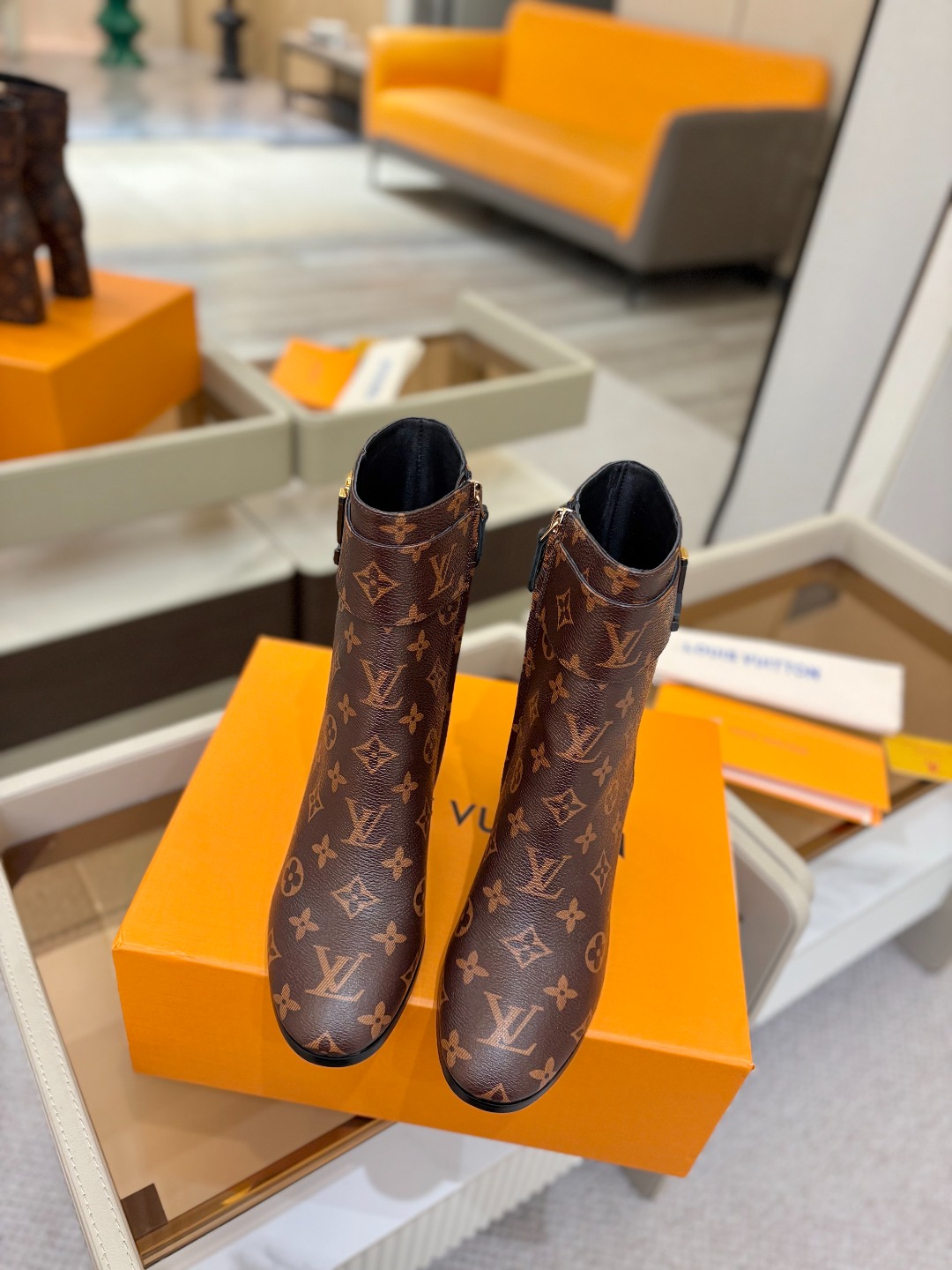 L✔️家 秋冬 专柜走秀6寸短靴、官网系列、同步更新、完美楦型+小V扣设计、再现经典、款式简单大方、走路